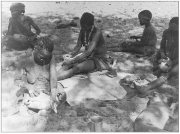 Figure 1. Ju/’hoansi women at /Xai/xai in the Kalahari making ostrich eggshell bead necklaces for hxaro an exchange of goods for friendships within long distance networks. Such aggregations usually occur in the winter (Lee 2013, 132).